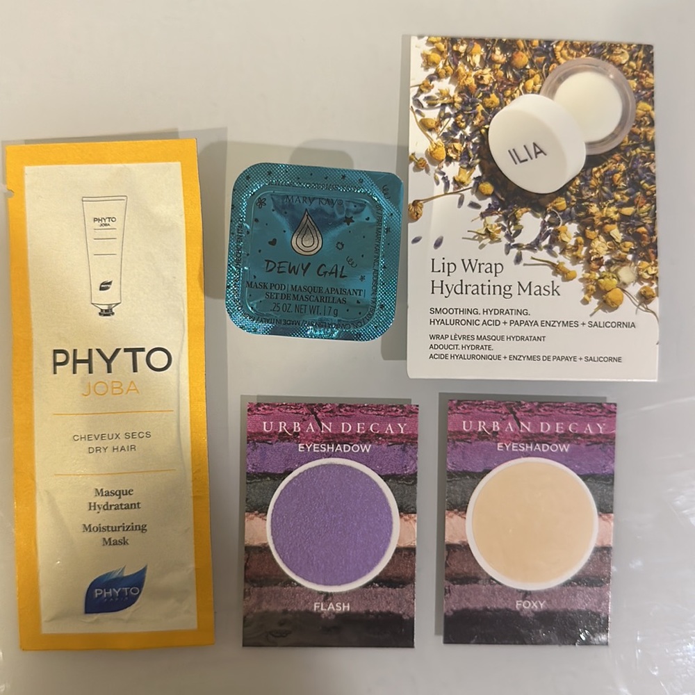Luxury high end beauty bag of skincare/makeup samples & deluxe trial size bundle - Picture 6 of 8